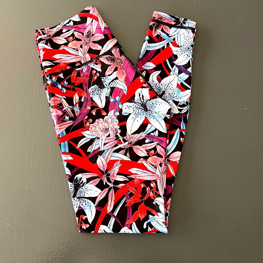 Lululemon Wunder Under Pant in Lush Lillies. Size 6